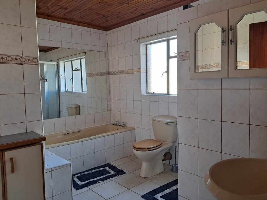 To Let 7 Bedroom Property for Rent in Humansdorp Eastern Cape